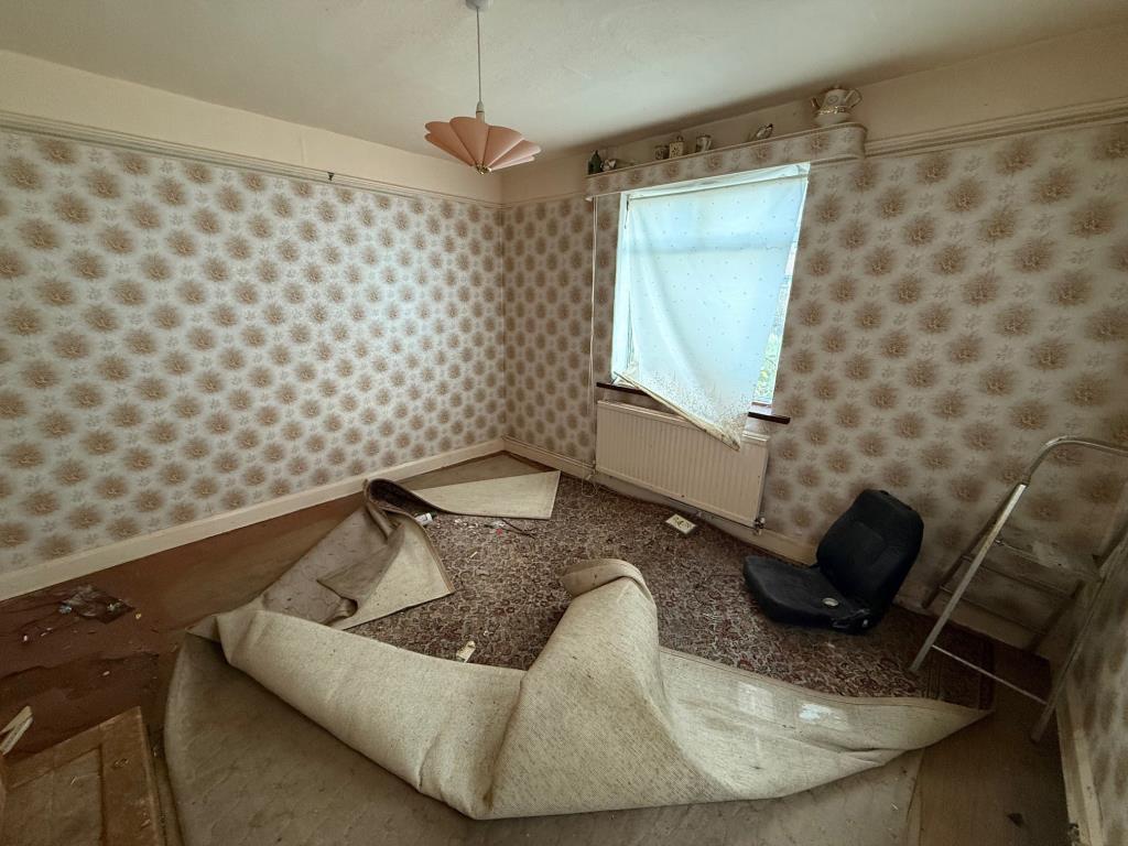 Lot: 155 - CHALET BUNGALOW FOR COMPLETE RENOVATION - Living room